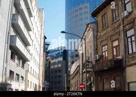 Vecchi e nuovi edifici nell'area centrale di Bucarest Foto Stock