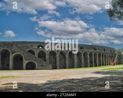 Esterno del grande teatro presso le rovine della città romana di Pompei a Pompei scavi, vicino a Napoli, Italia. Foto Stock