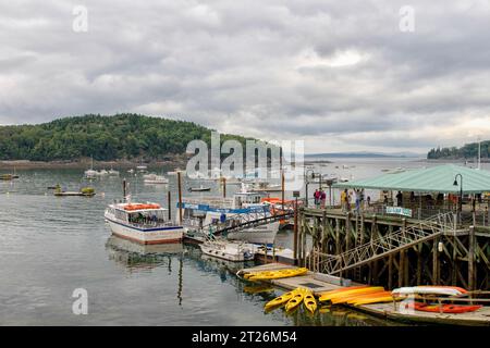 Ammira le barche sul molo di Bar Harbor nel Maine Foto Stock