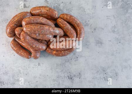 Una deliziosa e piccante salsiccia spalmabile che diventerà sicuramente un punto fermo nella tua cucina. La nduja è mostrata in un piccolo vaso sulla superficie in calcestruzzo, wi Foto Stock