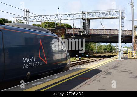 Avanti West Coast treno 1S48, 0930 Euston per Glasgow, lasciando Carlisle con la power car 390016. Foto Stock
