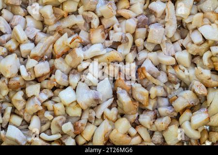 Questa è una vista dall'alto del grasso di maiale cotto a dadini. Foto Stock