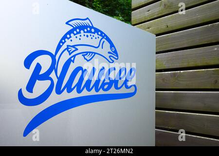 Blausee, Svizzera - 23 agosto 2023: Il panoramico lago di montagna Blausee si trova nella valle del Kander sopra Kandergrund nella regione dello Jungfrau, SWI Foto Stock