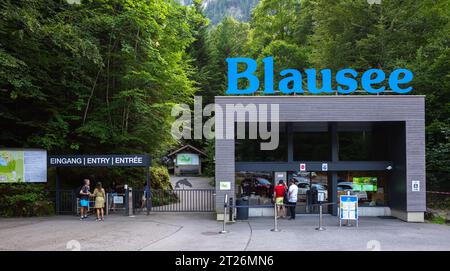 Blausee, Svizzera - 23 agosto 2023: Ingresso al panoramico lago di montagna Blausee, situato nella valle del Kander sopra Kandergrund nella Jungfrau regi Foto Stock