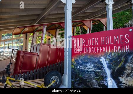 Meiringen, Svizzera - 22 agosto 2023: Funicolare Reichenbachfall da Willigen vicino Meiringen a Reichenbachfall. È conosciuto come il luogo della morte Foto Stock