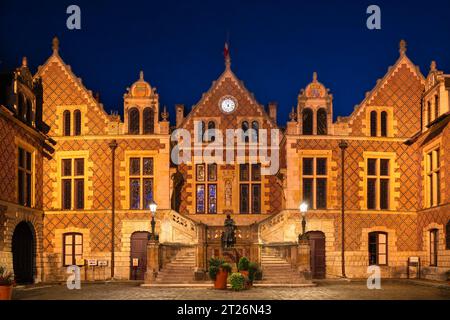 Orleans, Francia - 10 agosto 2023: L'Hotel Groslot è un monumento storico risalente al XVI secolo ad Orléans, dove oggi si trova l'ex municipio Foto Stock