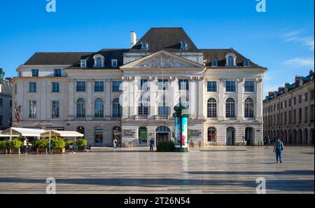 Orleans, Francia - 10 agosto 2023: Un imponente edificio storico della camera di commercio in Place Martroi a Orleans Foto Stock