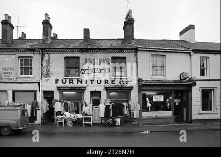 John's Household Furniture Shop, lil's Cafe e l'Admiral Dundas Pub prima della demolizione nello slum di St Ann's, Nottingham. 1969-1972 Foto Stock