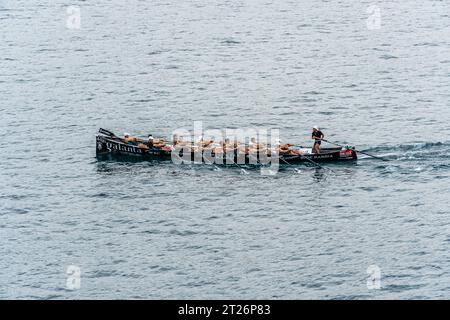 San Sebastián, Spagna - 8 luglio 2023: Regata di barche a remi Trainera nella baia di la Concha a San Sebastián durante Eusko Label e Euskotren 2023 lea Foto Stock