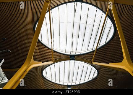 MADRID, SPAGNA - 24 agosto 2023: Dettagli architettonici dei soffitti e dei lucernari del Terminal T4 Adolfo Suarez Madrid Barajas Airport. Foto Stock