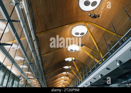 MADRID, SPAGNA - 24 agosto 2023: Interno del Terminal T4 Adolfo Suarez Madrid Barajas Airport. Dettaglio strutturale di soffitti e lucernari Foto Stock