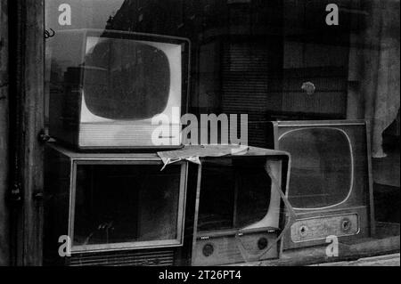 Negozio vuoto con vecchie carcasse televisive nella finestra. Foto scattata durante la demolizione di St Ann's tra il 1969 e il 1972, Nottingham, Nottinghamshire, E. Foto Stock