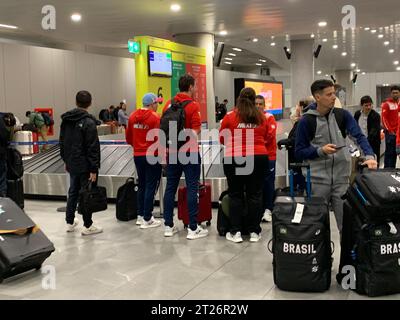 Santiago, Cile, USA. 17 ottobre 2023. (INT) arrivo degli atleti per i Giochi Panamericani a Santiago. 17 ottobre 2023, Santiago, Cile: Alcuni atleti arrivano all'aeroporto Merino Benitez di Santiago e sono stati trasportati al villaggio Panamericano dove soggiornano durante le partite. Le bandiere di ciascun paese partecipante sono posizionate sulle pareti dell'edificio. I giochi iniziano dal 20 ottobre al 5 novembre.Credit: Niyi Fote/Thenews2 (Credit Image: © Niyi Fote/TheNEWS2 via ZUMA Press Wire) SOLO PER USO EDITORIALE! Non per USO commerciale! Foto Stock