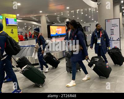 Santiago, Cile, USA. 17 ottobre 2023. (INT) arrivo degli atleti per i Giochi Panamericani a Santiago. 17 ottobre 2023, Santiago, Cile: Alcuni atleti arrivano all'aeroporto Merino Benitez di Santiago e sono stati trasportati al villaggio Panamericano dove soggiornano durante le partite. Le bandiere di ciascun paese partecipante sono posizionate sulle pareti dell'edificio. I giochi iniziano dal 20 ottobre al 5 novembre.Credit: Niyi Fote/Thenews2 (Credit Image: © Niyi Fote/TheNEWS2 via ZUMA Press Wire) SOLO PER USO EDITORIALE! Non per USO commerciale! Foto Stock