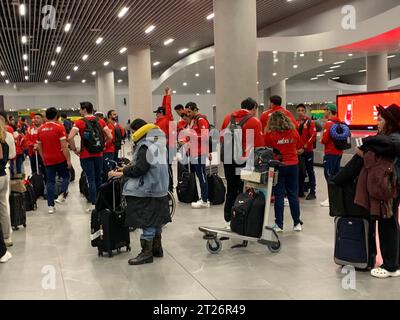 Santiago, Cile, USA. 17 ottobre 2023. (INT) arrivo degli atleti per i Giochi Panamericani a Santiago. 17 ottobre 2023, Santiago, Cile: Alcuni atleti arrivano all'aeroporto Merino Benitez di Santiago e sono stati trasportati al villaggio Panamericano dove soggiornano durante le partite. Le bandiere di ciascun paese partecipante sono posizionate sulle pareti dell'edificio. I giochi iniziano dal 20 ottobre al 5 novembre.Credit: Niyi Fote/Thenews2 (Credit Image: © Niyi Fote/TheNEWS2 via ZUMA Press Wire) SOLO PER USO EDITORIALE! Non per USO commerciale! Foto Stock