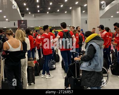 Santiago, Cile, USA. 17 ottobre 2023. (INT) arrivo degli atleti per i Giochi Panamericani a Santiago. 17 ottobre 2023, Santiago, Cile: Alcuni atleti arrivano all'aeroporto Merino Benitez di Santiago e sono stati trasportati al villaggio Panamericano dove soggiornano durante le partite. Le bandiere di ciascun paese partecipante sono posizionate sulle pareti dell'edificio. I giochi iniziano dal 20 ottobre al 5 novembre.Credit: Niyi Fote/Thenews2 (Credit Image: © Niyi Fote/TheNEWS2 via ZUMA Press Wire) SOLO PER USO EDITORIALE! Non per USO commerciale! Foto Stock