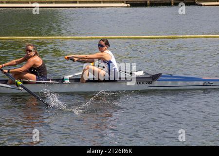 14 giugno 23 donne coppie di tescheri in addestramento sul fiume a Henley-on-Thames nell'Oxfordshire, in preparazione alla regata reale Foto Stock