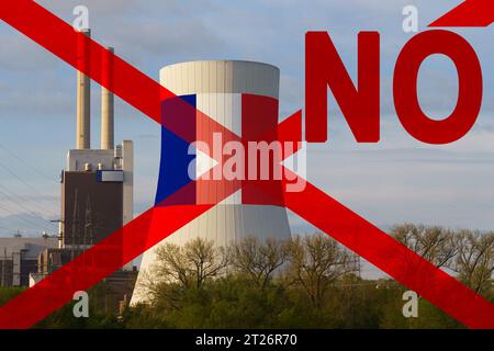 La bandiera della Francia è raffigurata sulla torre di raffreddamento della centrale nucleare, l'immagine è barrata con linee rosse, accanto ad essa c'è l'iscrizione Foto Stock