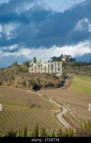 Tipico paesaggio toscano nella regione del Chianti con vigneti in inverno senza neve e strada bianca. Toscana, Italia. Foto Stock