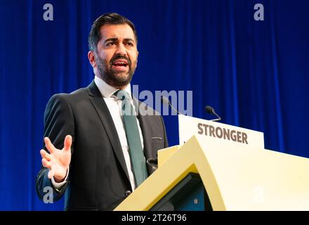 Aberdeen, Scozia, Regno Unito. 17 ottobre 2023. Discorso di chiusura del primo Ministro Humza Yousaf nell'ultimo giorno della 89a conferenza annuale SNP presso l'arena P&J Live di Aberdeen . Iain Masterton/Alamy Live News Foto Stock