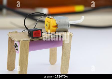 Piccolo modello di robot funzionante realizzato con motore CC e una batteria. Mini robot didattici costruiti a casa con materiali riciclati Foto Stock