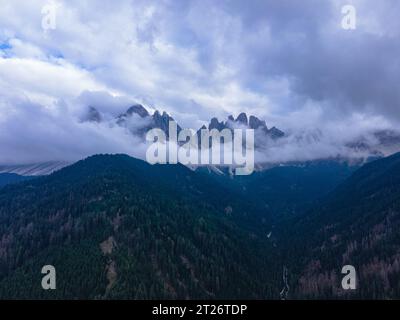 Vista aerea delle Dolomiti italiane a Santa Maddalena, in un giorno di pioggia. La fotografia è stata scattata da un drone a un'altitudine più elevata Foto Stock