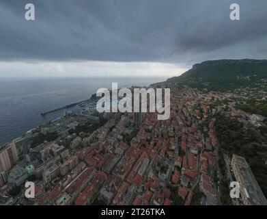 Vista aerea sulla città di Monaco, Monte Carlo. La fotografia è stata scattata da un drone a un'altitudine più elevata dall'alto della città con grattacieli. Foto Stock