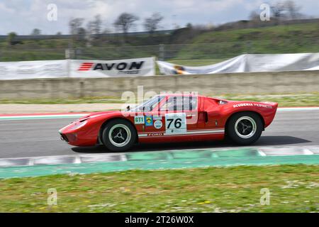 Scarperia, 2 aprile 2023: Ford GT40 dell'anno 1966 in azione durante il Mugello Classic 2023 sul circuito del Mugello in Italia. Foto Stock