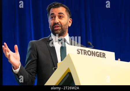 Aberdeen, Scozia, Regno Unito. 17 ottobre 2023. Discorso di chiusura del primo Ministro Humza Yousaf nell'ultimo giorno della 89a conferenza annuale SNP presso l'arena P&J Live di Aberdeen . Iain Masterton/Alamy Live News Foto Stock