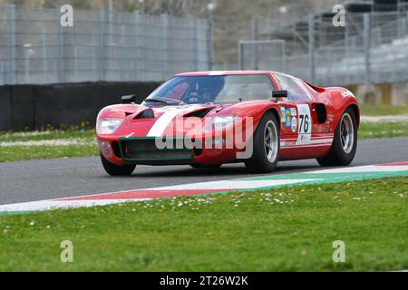 Scarperia, 2 aprile 2023: Ford GT40 dell'anno 1966 in azione durante il Mugello Classic 2023 sul circuito del Mugello in Italia. Foto Stock