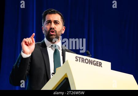 Aberdeen, Scozia, Regno Unito. 17 ottobre 2023. Discorso di chiusura del primo Ministro Humza Yousaf nell'ultimo giorno della 89a conferenza annuale SNP presso l'arena P&J Live di Aberdeen . Iain Masterton/Alamy Live News Foto Stock