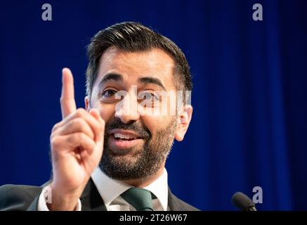 Aberdeen, Scozia, Regno Unito. 17 ottobre 2023. Discorso di chiusura del primo Ministro Humza Yousaf nell'ultimo giorno della 89a conferenza annuale SNP presso l'arena P&J Live di Aberdeen . Iain Masterton/Alamy Live News Foto Stock