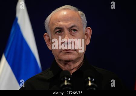 Tel Aviv, Israele. 17 ottobre 2023. Il primo ministro israeliano Benjamin Netanyahu partecipa a una conferenza stampa congiunta con il cancelliere tedesco Olaf Scholz, a Tel Aviv, Israele, martedì 17 ottobre, 2023. foto pool di Maya Alleruzzo/UPI credito: UPI/Alamy Live News Foto Stock