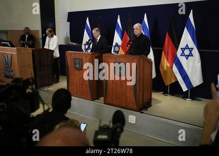 Tel Aviv, Israele. 17 ottobre 2023. Il cancelliere tedesco Olaf Scholz, a sinistra, e il primo ministro israeliano Benjamin Netanyahu, parlano ai media dopo la loro riunione a Tel Aviv, Israele, martedì 17 ottobre 2023. Foto piscina di Maya Alleruzzo/UPI credito: UPI/Alamy Live News Foto Stock