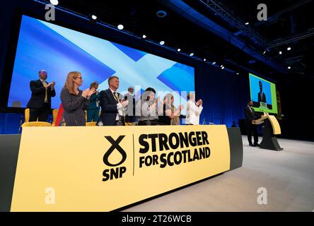 Aberdeen, Scozia, Regno Unito. 17 ottobre 2023. Discorso di chiusura del primo Ministro Humza Yousaf nell'ultimo giorno della 89a conferenza annuale SNP presso l'arena P&J Live di Aberdeen . Iain Masterton/Alamy Live News Foto Stock