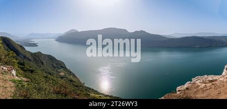 Vista panoramica del lago di Bourget, a fine giornata, in Savoia, Francia Foto Stock