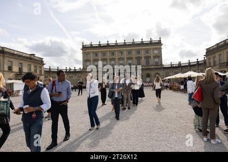 Gli appassionati di letteratura partecipano al Cliveden Literary Festival, Berkshire, Inghilterra, Regno Unito Foto Stock