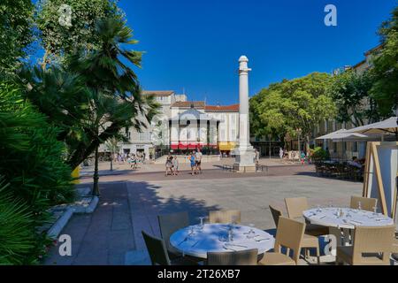 La città vecchia di Antibes mostra la "Place National" centrale e le strade vicine con fiori. Foto Stock