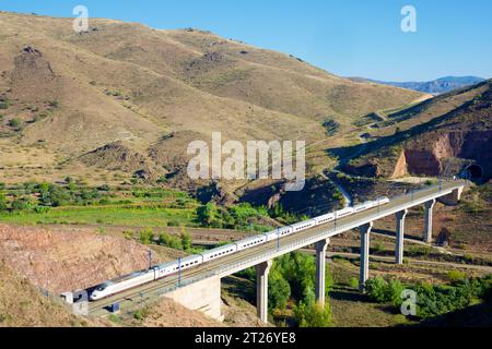 Treno ad alta velocità che attraversa un viadotto a Purroy, provincia di Saragozza, Aragona in Spagna, AVE Madrid Barcellona Foto Stock