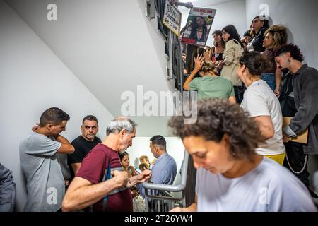 Tel Aviv, Israele. 17 ottobre 2023. I passanti e i visitatori dell'ambasciata tedesca si trovano in un rifugio durante un allarme aereo. Crediti: Michael Kappeler/dpa/Alamy Live News Foto Stock