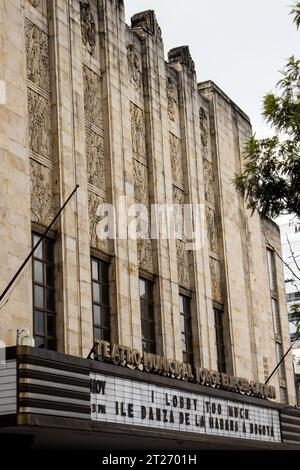 Bogotà, Colombia - 16 ottobre 2023. Facciata del Teatro Jorge Eliecer Gaitan, inaugurato nel 1938, situato nel centro della città di Bogotà. Foto Stock