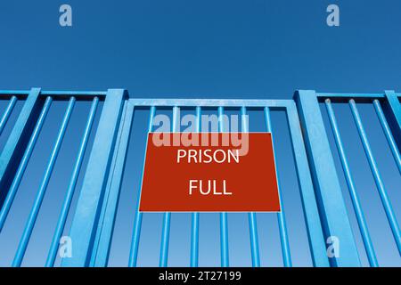 Cartello completo della prigione sulla recinzione d'acciaio. Foto Stock