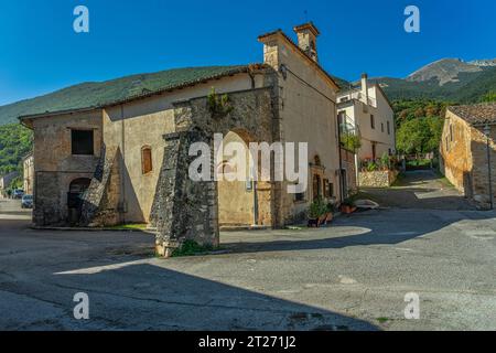 La Chiesa di S. Rocco dell'XI secolo, con un caratteristico arco a due speroni di sostegno. Sopra la facciata si trova il piccolo campanile. Abruzzo Foto Stock