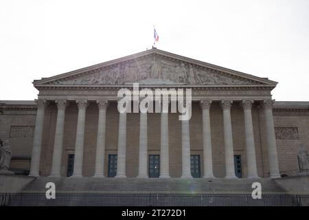 Parigi, Francia. 17 ottobre 2023. Vista dell'Assemblea nazionale francese prima di una sessione di domande al governo il 17 ottobre 2023. Foto di Raphael Lafargue/ABACAPRESS.COM Credit: Abaca Press/Alamy Live News Foto Stock