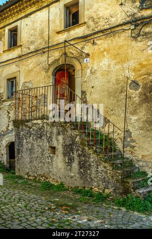 Scorci del borgo medievale con scalini coperti e case in pietra di Santa Maria del Ponte. Tione degli Abruzzi, Abruzzo, Italia, Europa Foto Stock