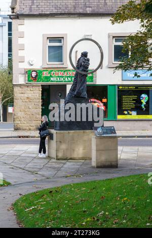 La statua del disastro della miniera di Oaks, di Graham Ibbeson, a Barnsley Foto Stock