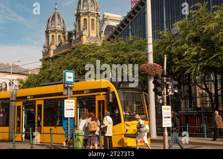 Budapest, Ungheria. 1 ottobre 2023 i passeggeri salgono a bordo di un tram ungherese della città fuori dalla stazione ferroviaria Nyugati Palyaudvar di Budapest, Ungheria Foto Stock