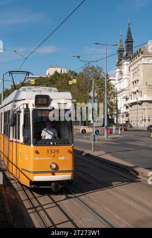 Budapest, Ungheria. 1 ottobre 2023 il tram numero 23 che corre tra Jaszai Mari ter e Keleti Palyaudvar sul lato di Pest di Budapest in ungherese Foto Stock