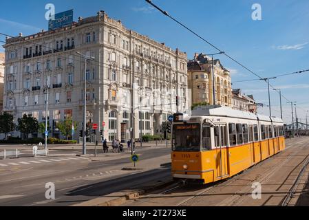 Budapest, Ungheria. 1 ottobre 2023 il tram numero 23 che corre tra Jaszai Mari ter e Keleti Palyaudvar sul lato di Pest di Budapest in ungherese Foto Stock