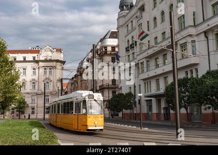 Budapest, Ungheria. 1 ottobre 2023 il tram numero 23 che corre tra Jaszai Mari ter e Keleti Palyaudvar sul lato di Pest di Budapest in ungherese Foto Stock